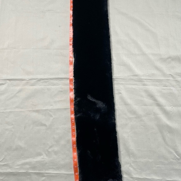 LAUREN CONRAD Elegant Black Faux Fur Scarf - Picture 4 of 5